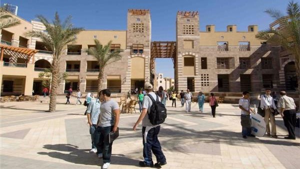 طلاب السنة التمهيدية بالجامعة الأمريكية بالقاهرة