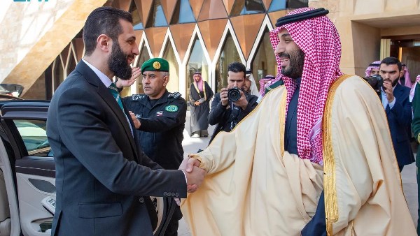 بيان سعودي يكشف عن تفاصيل لقاء الأمير محمد بن سلمان والشرع.. صور