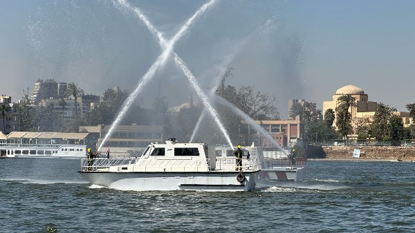 شاهد.. رجال الانقاذ النهرى يقفزون من اعلى كوبرى قصر النيل