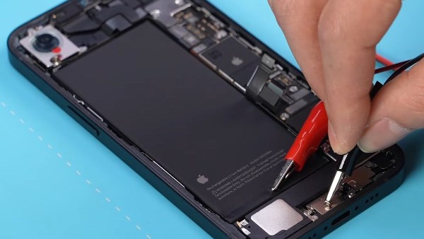 iPhone 16e .. ترقية خفية ببطارية أكبر وأداء محسن