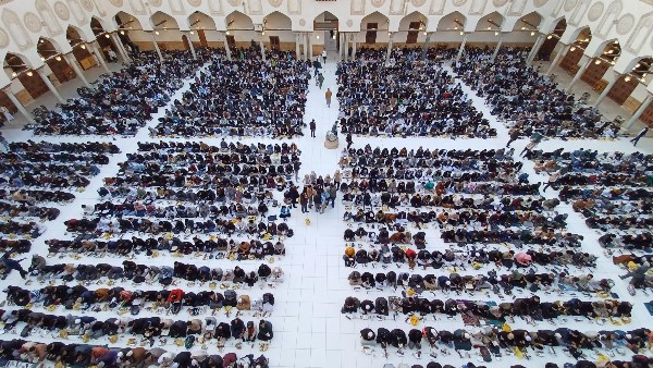 الجامع الأزهر يحتضن آلاف الطلاب الوافدين والمصريين في الإفطار الجماعي