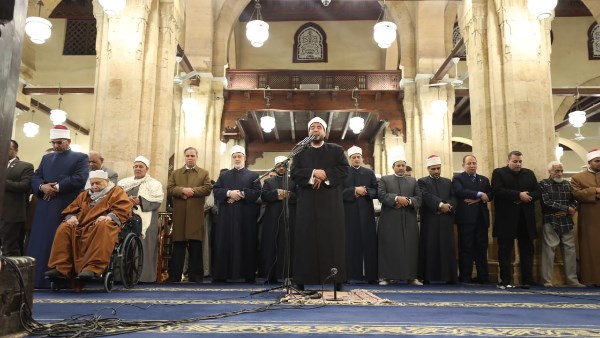 أول ظهور للدكتور أحمد عمر هاشم بعد تعرضه لأزمة صحية في مسجد الحسين