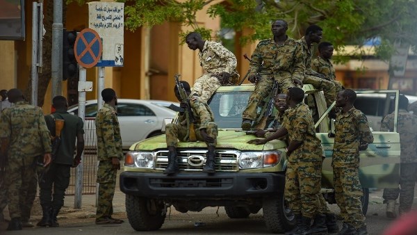 الجيش السوداني يتقدم نحو القصر الرئاسي ويستعيد عدد من المناطق بالخرطوم