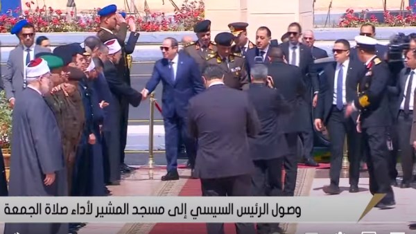 الرئيس السيسي يؤدي صلاة الجمعة بمسجد المشير طنطاوي احتفالا بيوم الشهيد.. فيديو