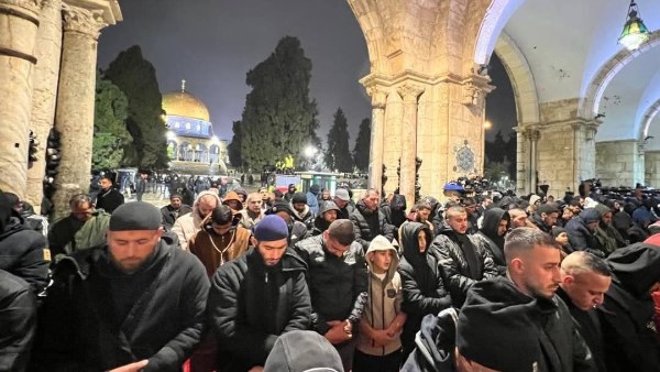 آلاف الفلسطينيين يؤدون صلاتي العشاء والتراويح في المسجد الأقصى .. صور