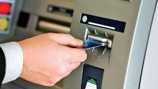 ماذا تفعل إذا سحبت ماكينة الصراف الآلي ATM بطاقتك؟