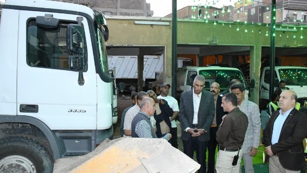 محافظ أسوان يتفقد معدات النظافة بجراج الوحدة المحلية