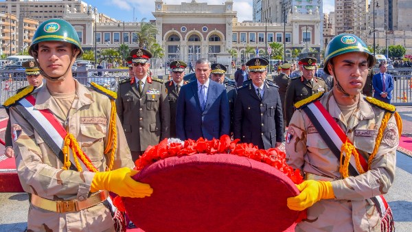 بمناسبة يوم الشهيد .. وضع أكليل الزهور على النصب التذكاري بالإسكندرية