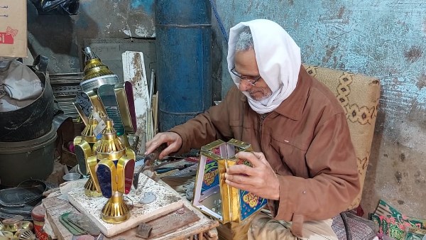 عم مجدي أقدم صانع فوانيس رمضان بالقليوبية 