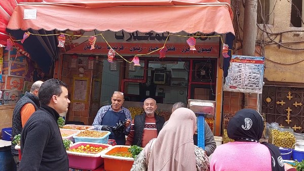 تفاح وخوخ وحمص.. أشهر بائعي المخلل فى بنها: حب الناس مكسبنا الحقيقي| شاهد