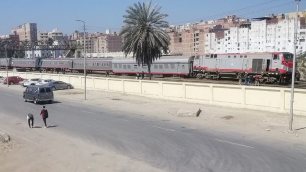 حادث قطار طنطا الإسكندرية.. نجاة الركاب والدفع بأوناش لرفع 5 عربات خرجت عن القضبان