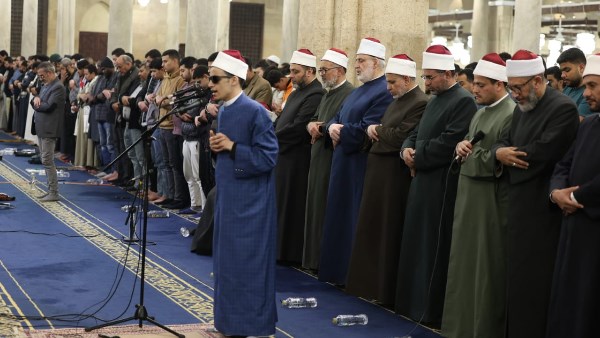 لليوم الثاني.. الطالب الأزهري محمد حسن يؤم المصلين بالجامع الأزهر ليلة 10 رمضان