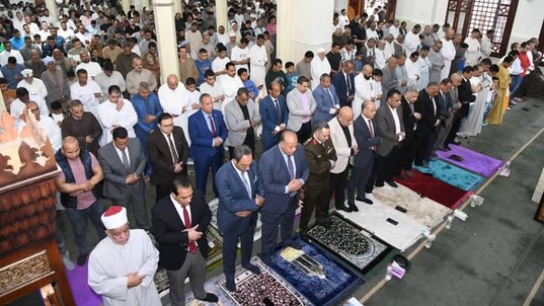 المحافظون يؤدون صلاة عيد الفطر 