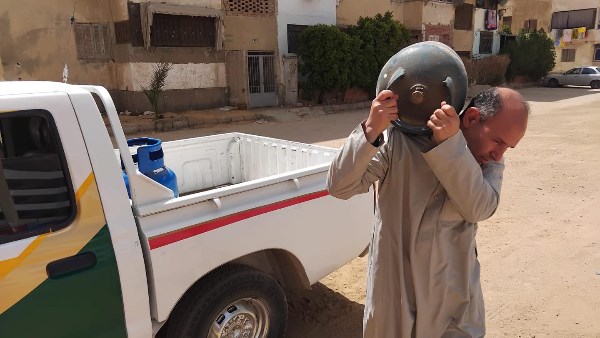 مفتش تموين يتنكر لضبط مخالفات بيع الغاز في السويس