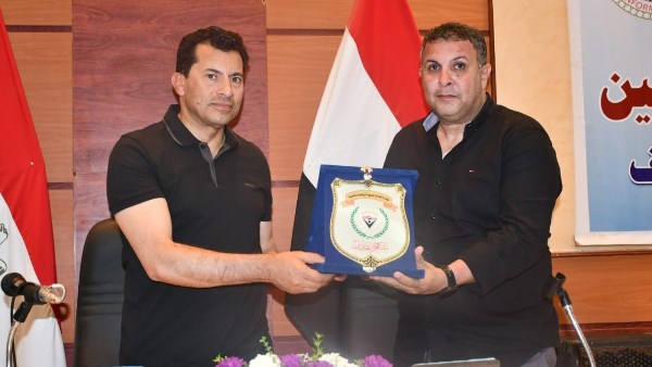 وزير الشباب والرياضة في حوار مفتوح مع شباب شلاتين: دعم مستدام وتنمية متكاملة