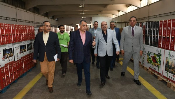 وزير الإنتاج الحربي يتفقد شركتي قها للصناعات الكيماوية وبنها للصناعات الإلكترونية
