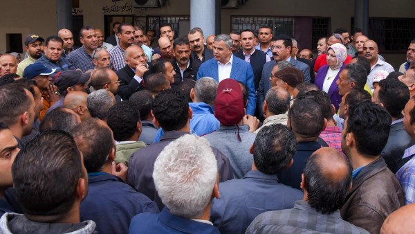 محافظ الاسكندرية يتفقد جراج النقل العام