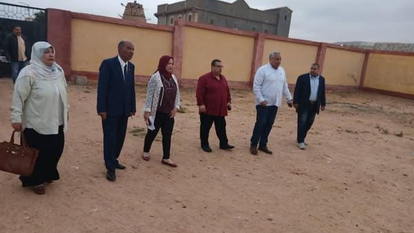 مدير تعليم مطروح خلال الجولة بالمدارس 