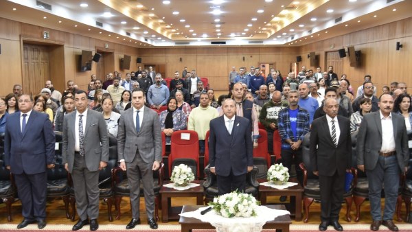 هنّأهم وهنّأوه بعيد القيامة المجيد .. محافظ بورسعيد يلتقي أقباط الديوان العام |صور
