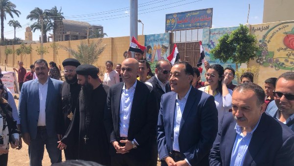 صورة تذكارية لرئيس مجلس الوزراء مع طلاب المدارس خلال جولته في أسيوط