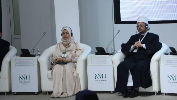 د.  أسامة فخري خلال مشاركته بالمؤتمر 