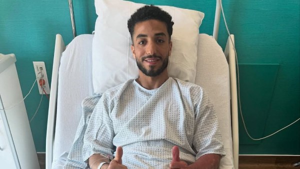 أول ظهور لـمحمد عبد المنعم بعد إجراء عملية تمزق الرباط الصليبي
