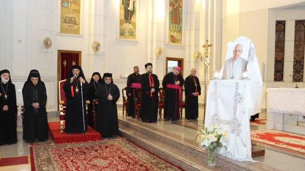 بطريرك الأقباط الكاثوليك بمصر يستقبل التعازي في وفاة البابا فرنسيس | صور