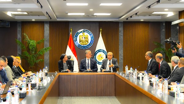 وزراء البيئة والبترول والطيران يبحثون التعاون في مشروع إنتاج وقود الطائرات المستدام