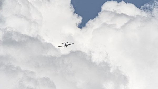مصدر بمطار الأقصر ... وزن زائد سبب عدم إقلاع طائرة إلى فرنسا 
