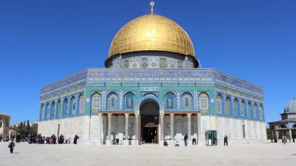 حالة غضب بين الفلسطينيين .. مستوطنون يقتحمون المسجد الأقصى
