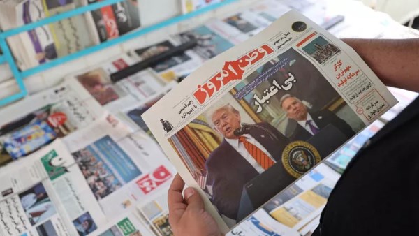 صحيفة إيرانية بصورة الرئيس الأمريكي ومبعوثه الخاص للشرق الأوسط