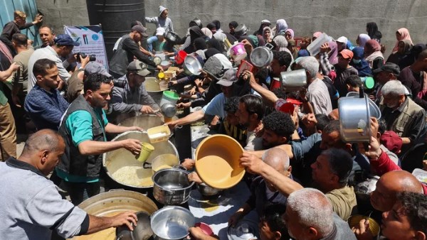 اصطفاف الفلسطينيين للحصول على طعام