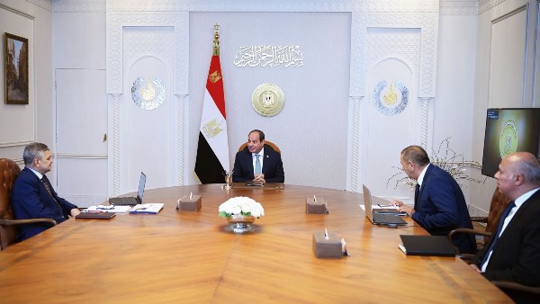 الرئيس السيسي يجتمع برئيس هيئة قناة السويس