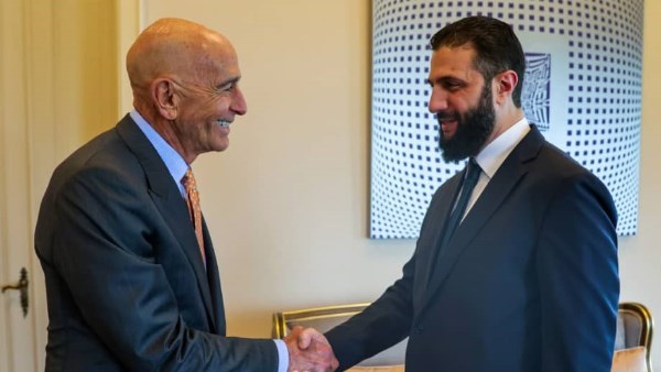 الرئيس السوري أحمد الشرع والمبعوث الخاص إلى سوريا توماس باراك