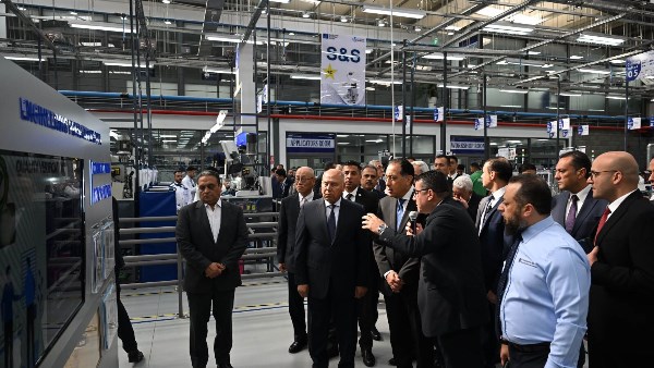 رئيس الوزراء خلال الجولة