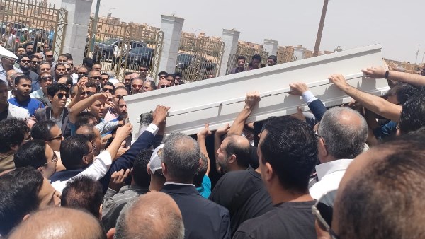 انهيار زوجة أحمد الدجوي أثناء تشييع جثمانه بعد إطلاق الرصاص على نفسه