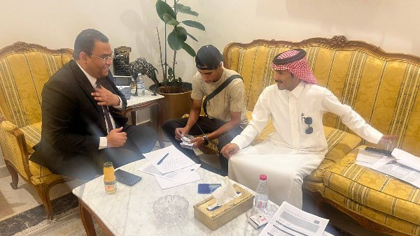 عودة كافة مستحقاتهم ..  وزير العمل ينهي أزمة عمال مصريين مع صاحب عمل سعودي
