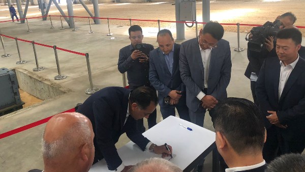 مدبولي يشهد افتتاح مصنع أنابيب حديد الدكتايل بالعين السخنة ويكتب كلمة تذكارية