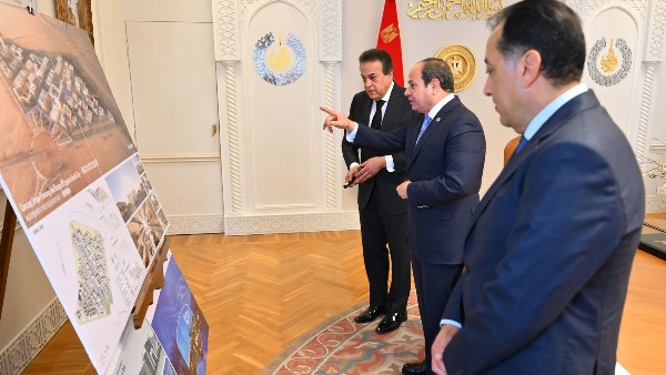 الرئيس السيسي يطلع على جهود الدولة في توطين صناعة الأدوية والأجهزة الطبية