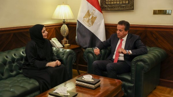 وزير الصحة يبحث مع المدير التنفيذي للمنشآت الصحية بالإمارات تطوير الخدمات الطبية