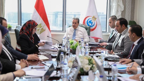 وزير الصحة والسكان يناقش مشروع موازنة قطاع الصحة للعام المالي 2026/2025