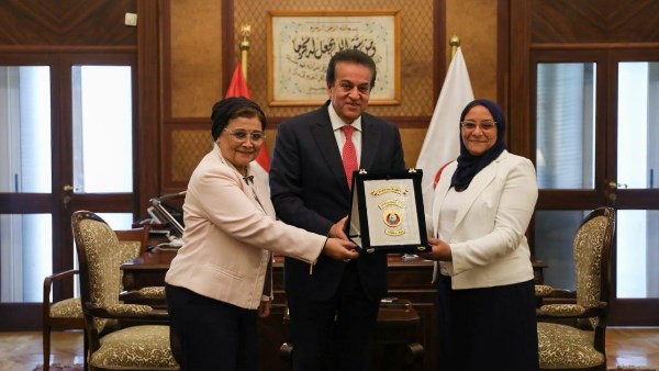 وزير الصحة يكرم الفريق الطبي 