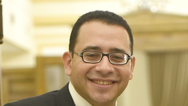الدكتور عمرو حسن استاذ امراض النساء