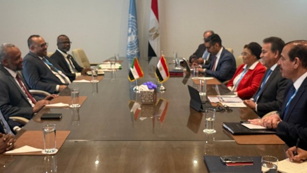 وزير الصحة ونظيره السوداني 