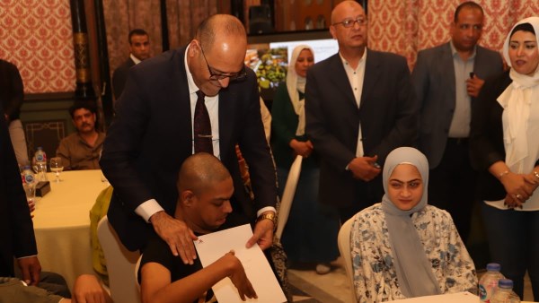 جبران يسلم أحد ذوي الهمم عقد عمل