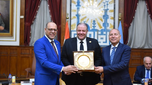 الموظف الأمين خلال تكريمه