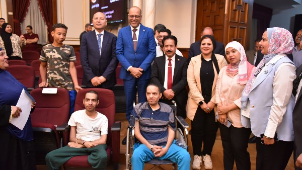 الوزير والمحافظ خلال تسليم عقود ذوي الهمم الوزير والمحافظ خلال تسليم عقود ذوي الهمم