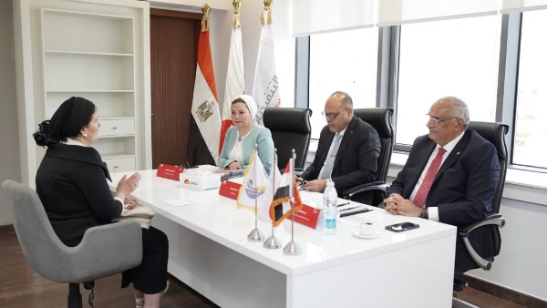 وزير العمل يشارك في المقابلات الشخصية للمتقدمات