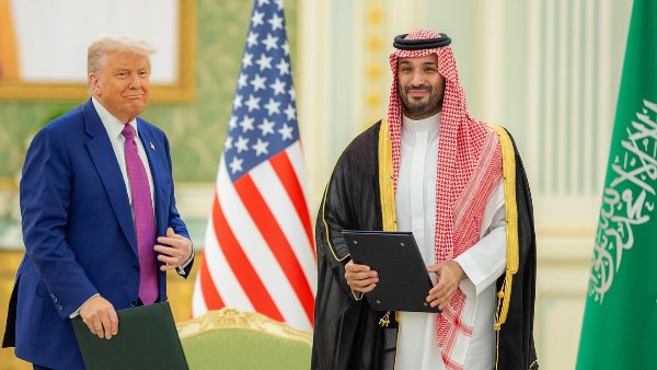 ولي العهد السعودي يودع ترامب بعد ختام أعمال القمة الخليجية الأمريكية