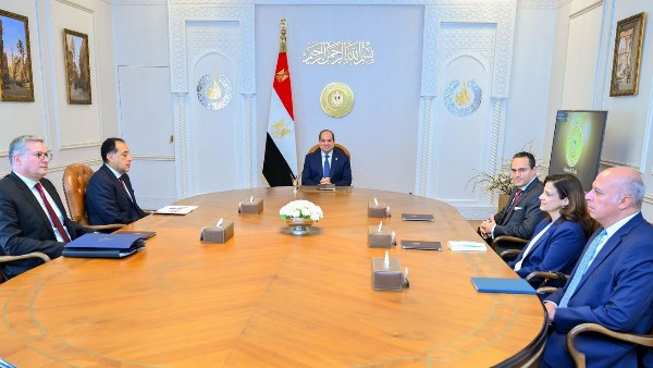 الرئيس السيسي : تذليل أية عقبات تواجه المستثمرين وسداد مستحقات شركات البترول